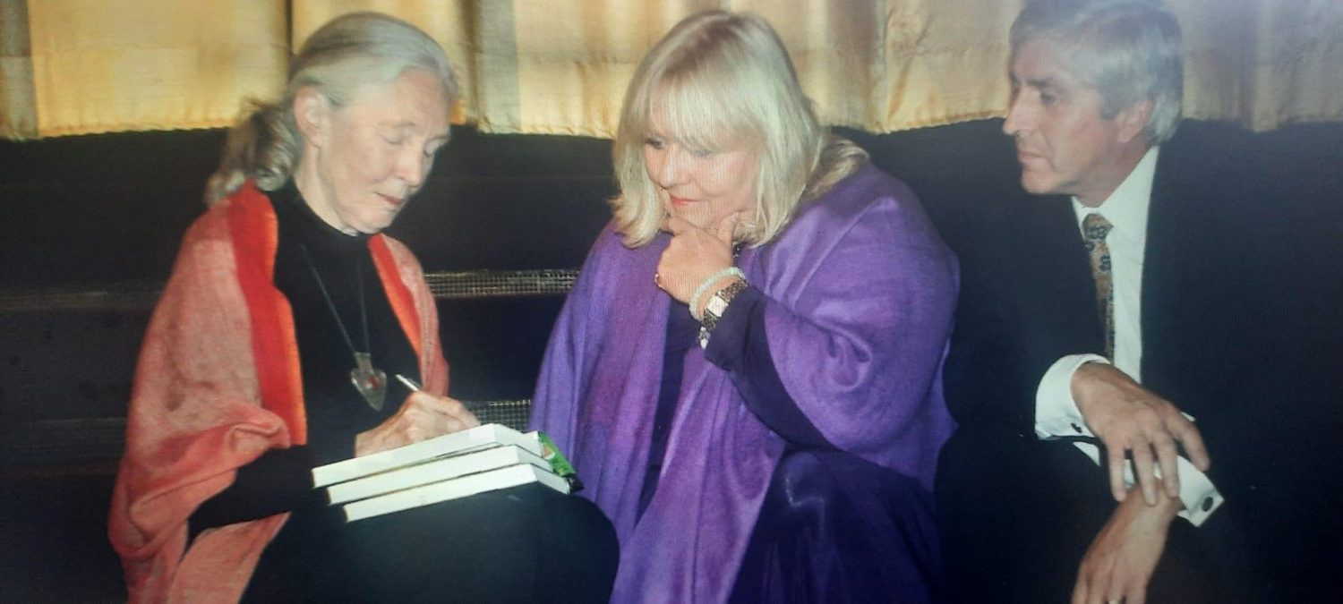 Jane Goodall beim Signieren der Bücher mit Gerda Melchior und Volker Schütz